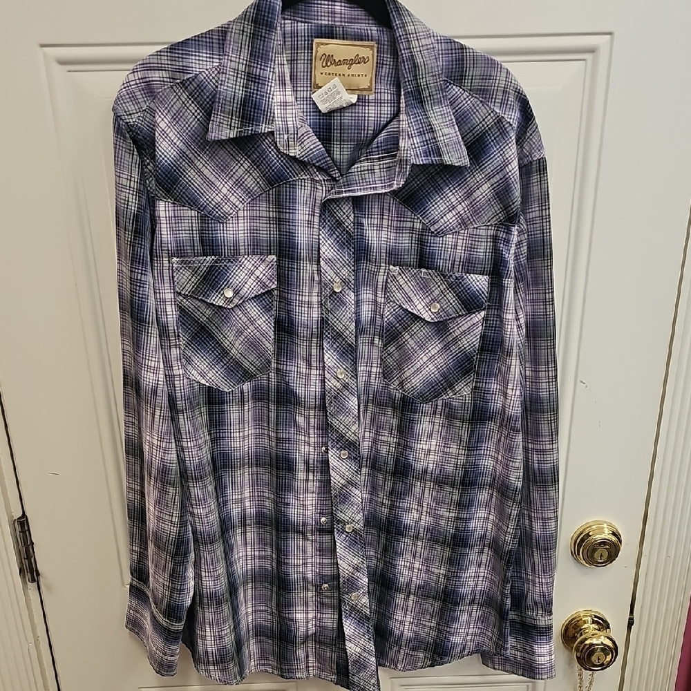 Wrangler Blue and White Casual Button Down Shirt